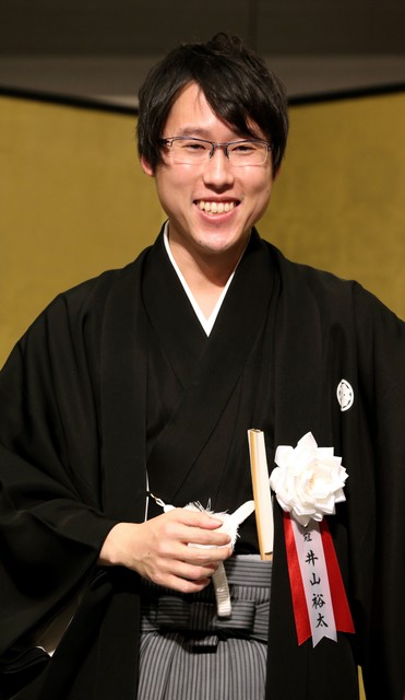 再度获得七冠头衔的祝贺会上,井山裕太展现笑容=摄於12月13日(柴田