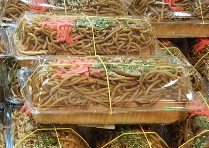 焼きそばにしか見えない焼きそばパンが話題 どうして ここまで焼きそばなのか まいどなニュース