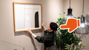 部屋で絵画をさわっているあのひと、何してる？