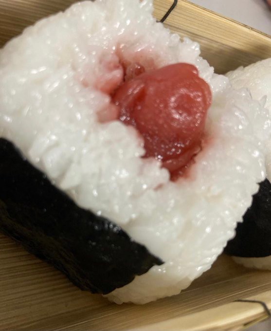 あっ、やばい！キーボードにオムライスが 食品サンプルを使った破壊力あるドッキリ画像たちが話題に｜まいどなニュース