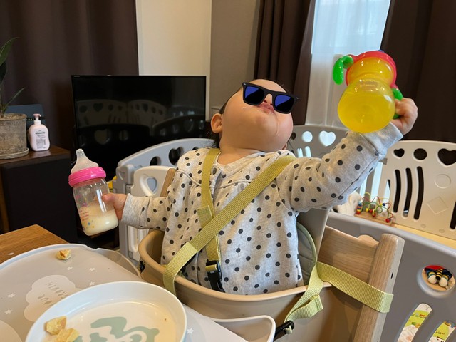 ブシャーとジュースをぶちまける赤ちゃん 見事な放物線 許してるお母さん マジで女神レベル まいどなニュース ブシャーとジュースをぶちまける赤ちゃん 見事な放物線 許してるお母さん マジで女神レベル まいどなニュース