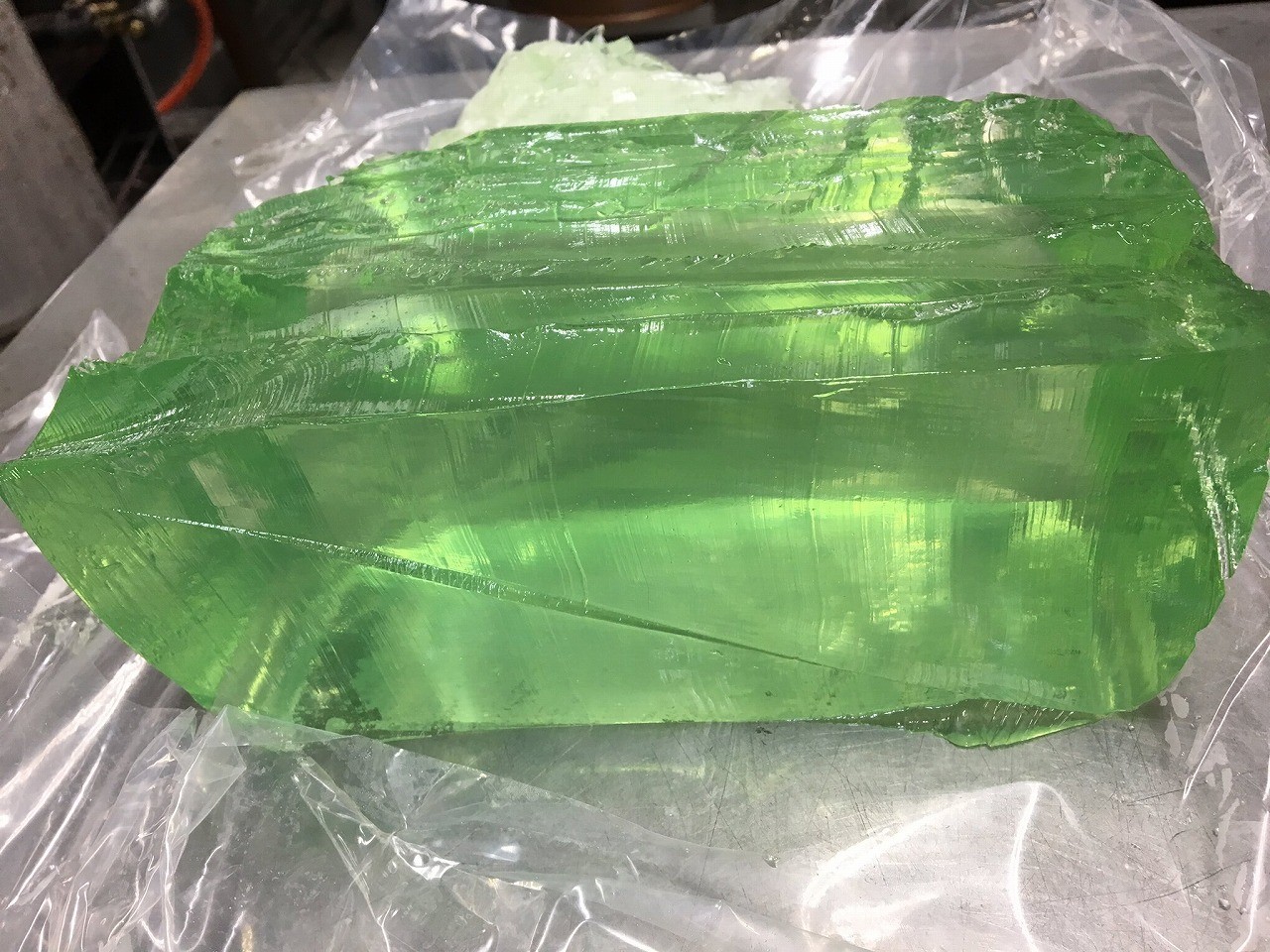 エメラルドグリーンに輝く物体 実は和菓子の 原石 不思議な力を持つ宝石のようだとsnsで話題 まいどなニュース