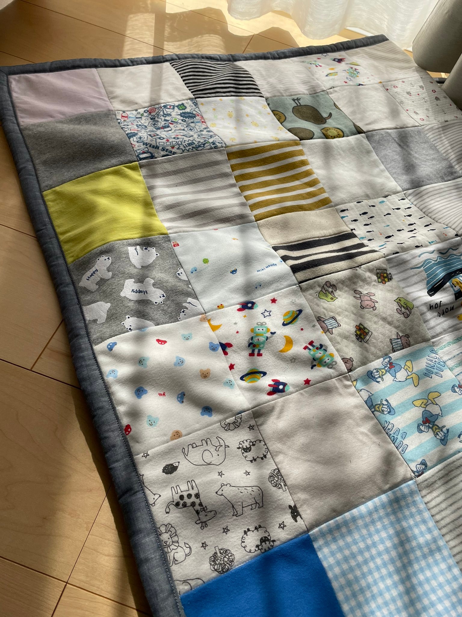 孫のベビー服60着で超大作パッチワークキルト完成 ばあばの愛に 最高のプレゼント すばらしいアイデア まいどなニュース