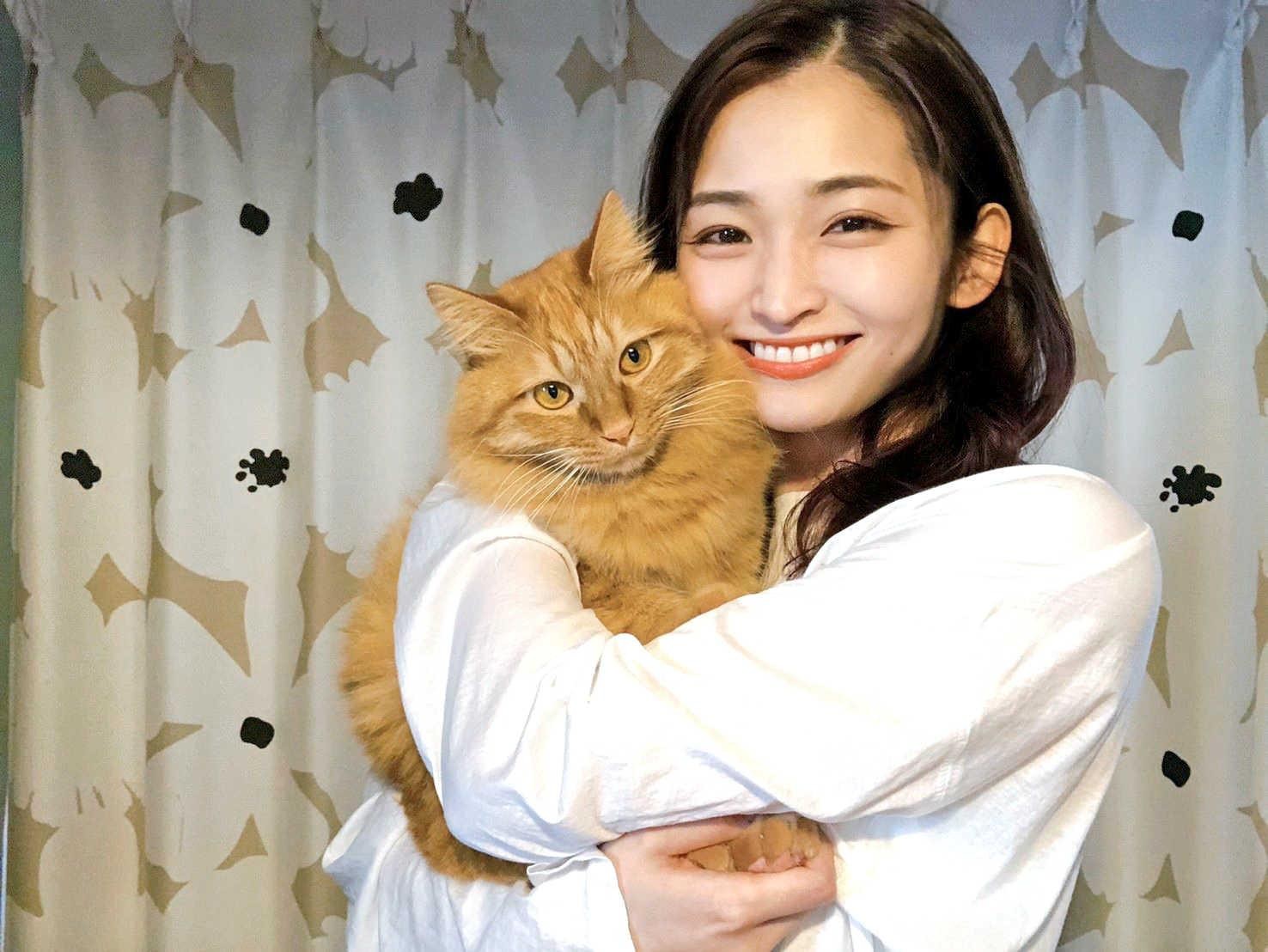 岡本玲の2匹の愛猫は 人間の前と猫間で別の顔 ギャップ二面性に たまらない まいどなニュース