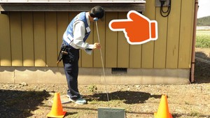 細長い棒で地面の音を聞いているあのひと、何してる？