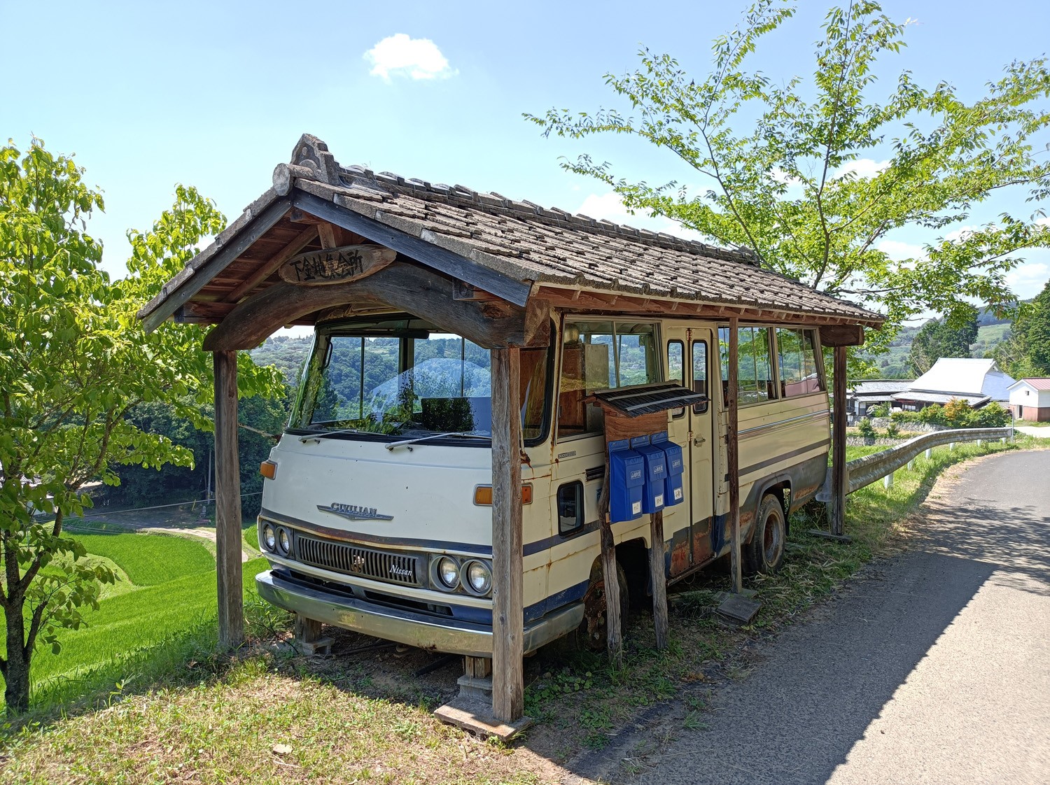 ネコバスみたい 廃バス利用の集会所 雨漏り対策で屋根付き 棚田広がる山あいの絶景楽しめる まいどなニュース