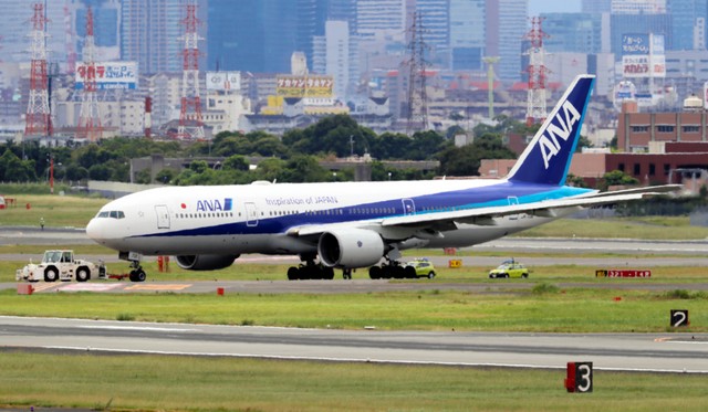 全日空飞机漏油 伊丹机场一度封锁跑道(视频)