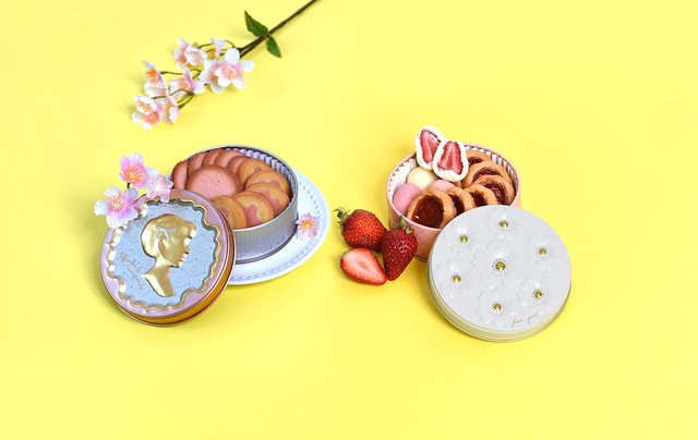 春はもうすぐ。お菓子がいっぱい詰まった菓子缶とともにお花見に行きたい（提供写真）