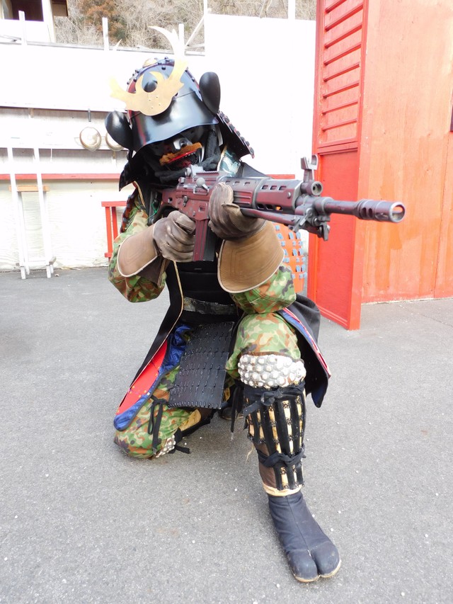 真田幸村さんですか 六文銭の赤い甲冑武者がサバゲーに降臨 勝てる気がしない カッコイイ と話題 まいどなニュース