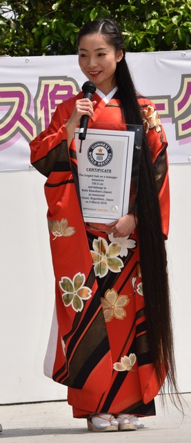 全球头发最长的18岁女孩首次剪发为医疗用假发献爱心 朝日新聞中文网