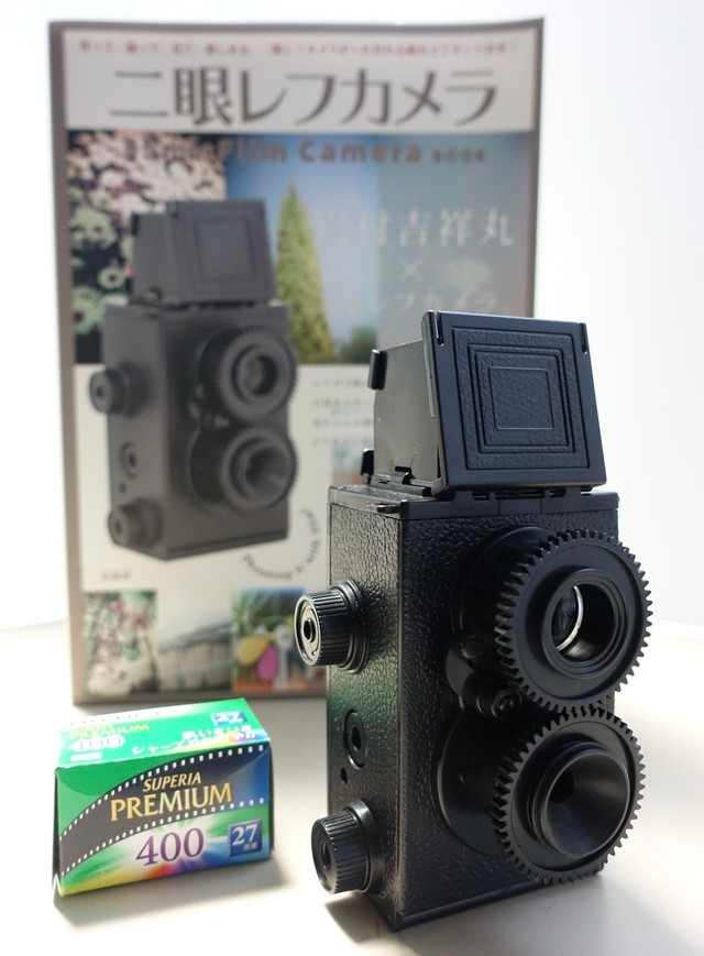 完成した二眼レフカメラ。別売りフィルムを探すのにもひと苦労でした