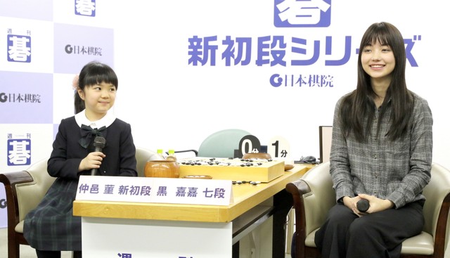 仲邑堇(左)在对局结束后与黑嘉嘉七段接受采访=摄于2月20日(饭冢晋一)