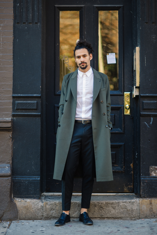 職業:Hugo Boss勤務ファッションブランドの\u003cヒューゴ ボス\u003eで働く彼は、全身ヒューゴ ボスのアイテムでそろえている。シャツはタックインして、足首の見える半端丈の
