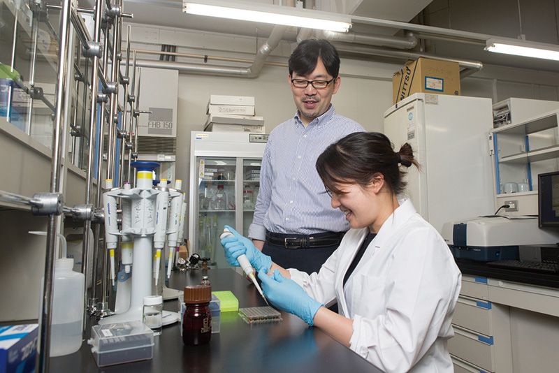 小松教授の研究室で日々取り組まれている人工血液の研究開発
