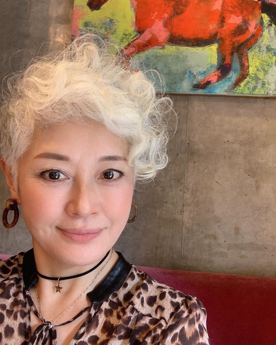 真っ白な髪が美しい60代モデル いきすぎないアンチエイジング おしゃれ過ぎる と称賛の声続々 まいどなニュース