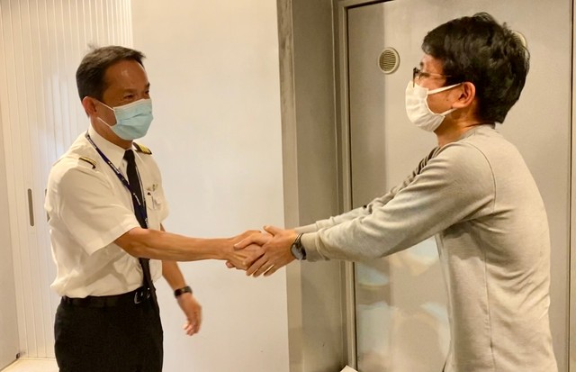 機長の浅井さん（左）とパイロットの夢をかなえた男性