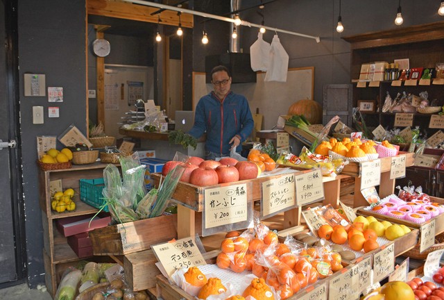 さまざまな野菜や果物が並ぶ西喜商店の店頭（京都市下京区） 