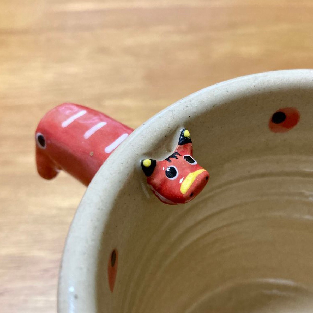 この赤べこさん つ 突き抜けてるー 会津本郷焼のカップが話題 すごい状態なのに 可愛さが勝つ まいどなニュース