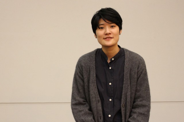装幀者・菊地信義の仕事の流儀に迫る映画「つつんで、ひらいて」の広瀬奈々子監督＝神戸市内