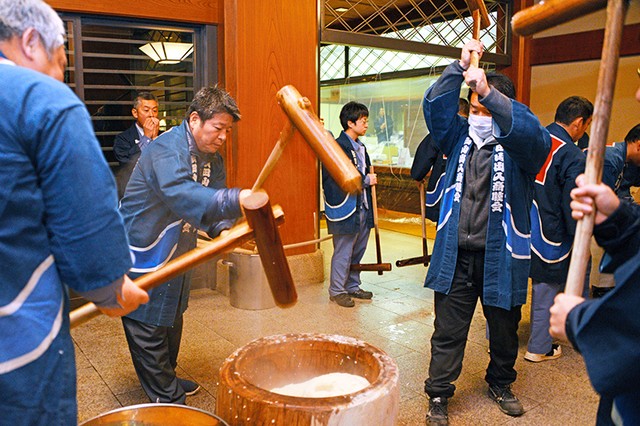 成田山新胜寺捣年糕活动 近500公斤糯米一次完成(影片)