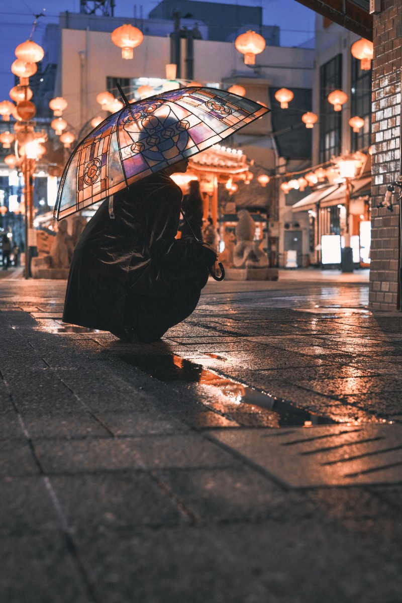 広げてみて 大正ロマンなステンドグラスの傘 が話題 降っても晴れても頭上に広がる七色の光の世界 まいどなニュース