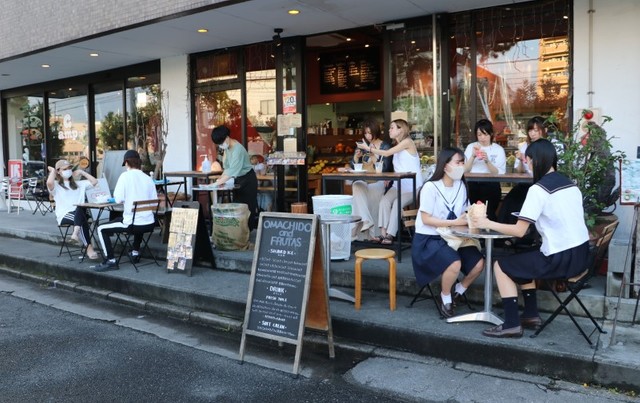 新型コロナウイルス予防のためのテラス席も好評だ＝おまち堂＆ＦＲＵＴＡＳ 