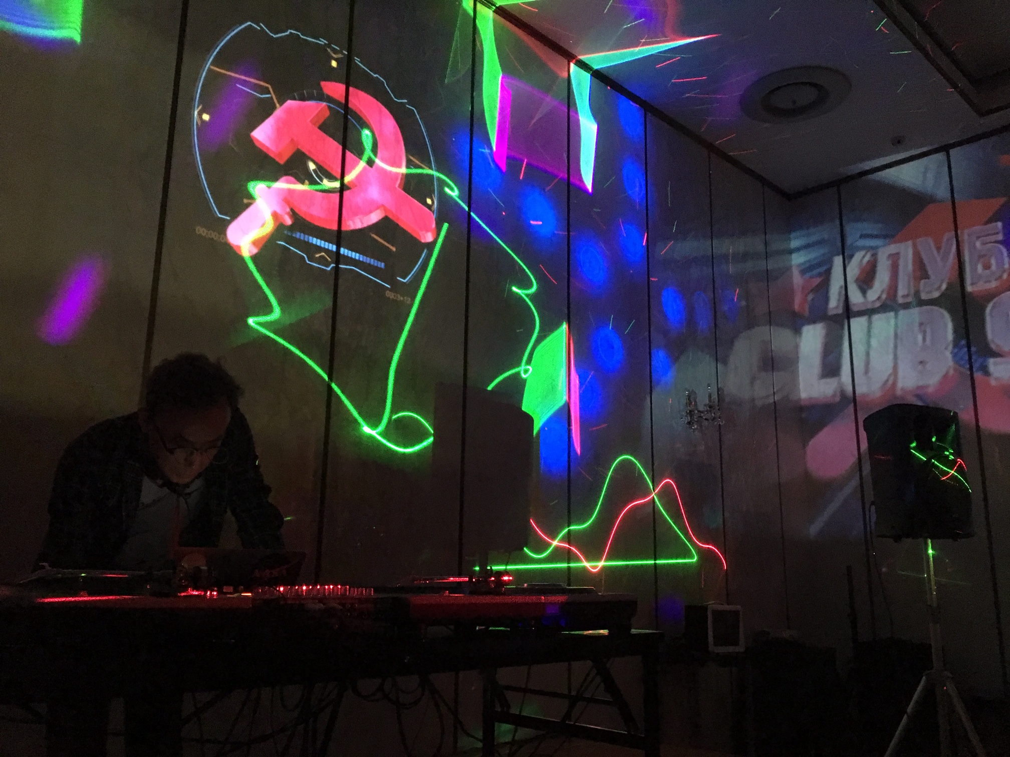 ロシア連邦総領事館が1日限定でクラブに 謎の企画 Clubソビエト がついに開催 まいどなニュース