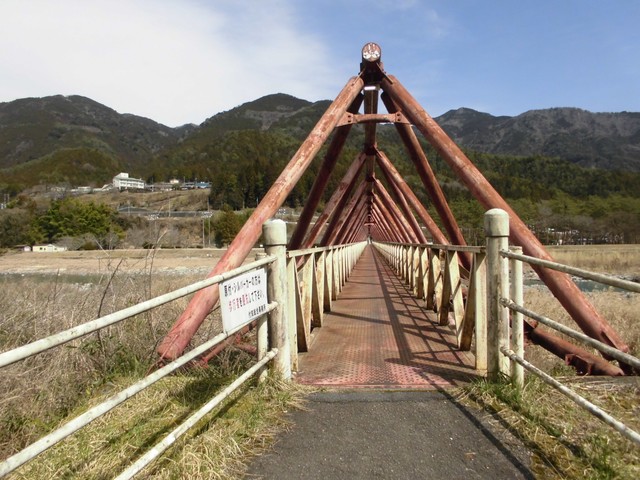 反対側に渡ると、看板はありません（提供写真）