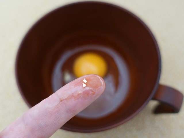 悲劇 卵パック落下 粉々に 卵に混ざった殻が簡単に取れる 裏ワザで救われた 鶏卵メーカー社長が解説 まいどなニュース