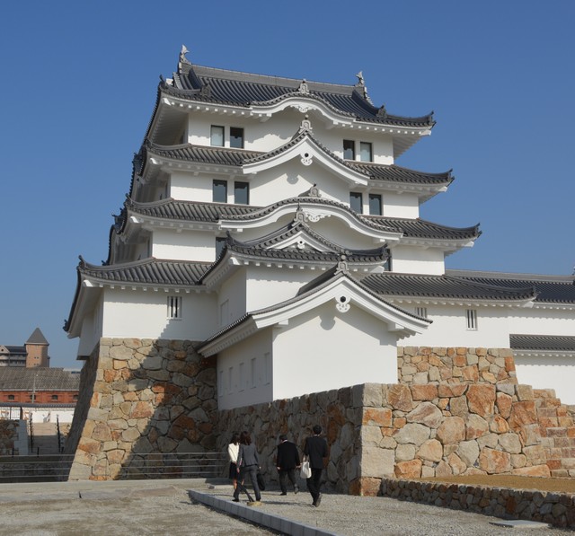 重建工程结束,已赠予给尼崎市政府的尼崎城天守=摄於11月30日(宫武努)