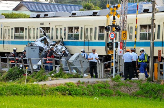 神奈川县 小田急电车与乘用车相冲突 致电车脱轨(视频)