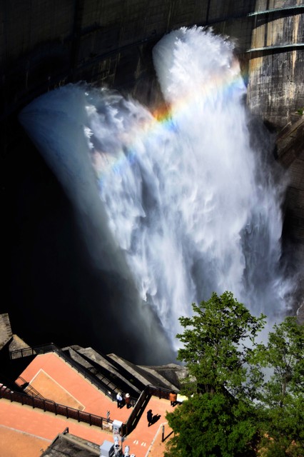 立山·黑部大坝开始观光放水 彩虹驾于深谷水雾之上