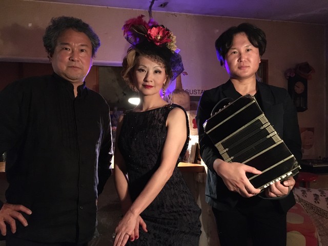 公演を終えた直後の（左から）ピアニスト谷川賢作さん、木全晶子さん、バンドネオン奏者の生島大輔さん