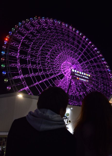 圣诞节摩天轮 灯光随情侣的"缘分"而变化