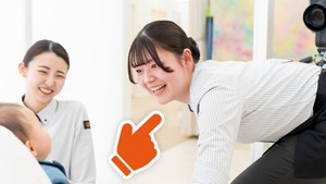 カメラの前で赤ちゃんに笑顔で話しかけているあのひと、何してる？