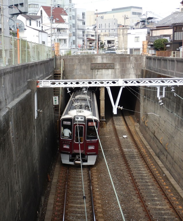 貴重な「土木遺産」の地下駅は…強風に注意! アナウンスで「手すりお持ち下さい」|まいどなニュース