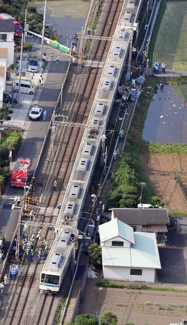 神奈川县 小田急电车与乘用车相冲突 致电车脱轨(视频)