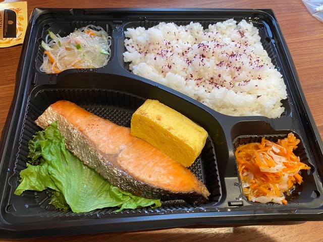 食事はこんな感じ、食事を取りに行くとき以外は一切部屋の外に出られません。