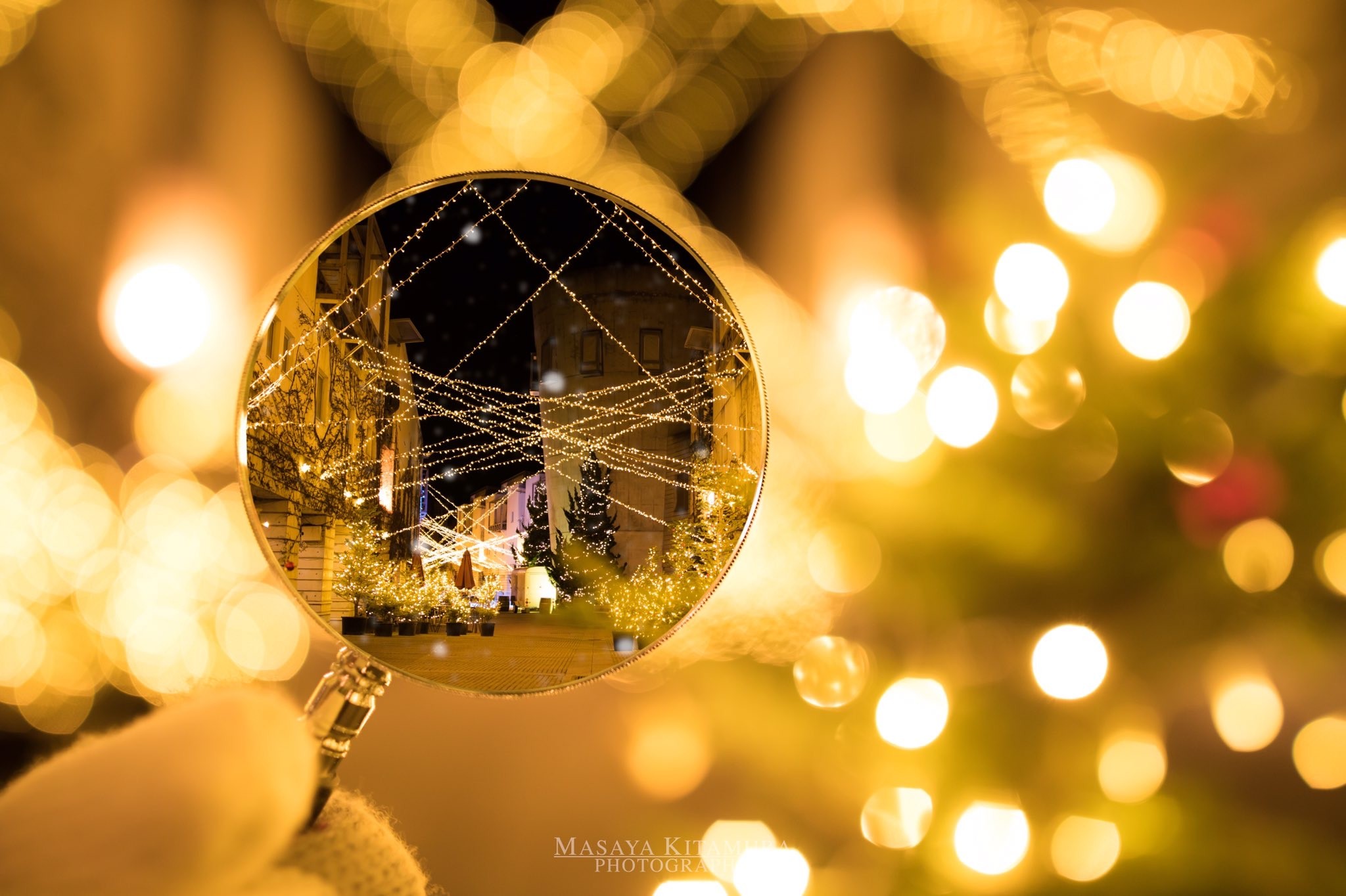 この発想はなかった 虫眼鏡とフォトショで 小さな夢の国 の写真が完成 まいどなニュース