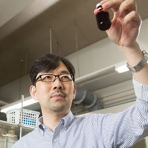 人工血液の実用化を目指す中央大の小松晃之教授=中央大の研究室