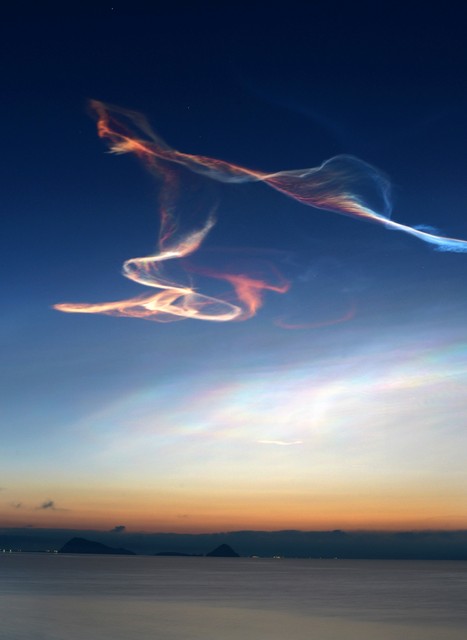 火箭升空现泛红神秘云带"夜光云"?(视频)