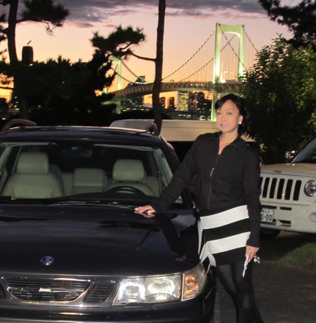 女優 川上麻衣子がスウェーデン車を愛する理由 サーブ４台 次はボルボに 生まれ故郷への思いも よろず ニュース