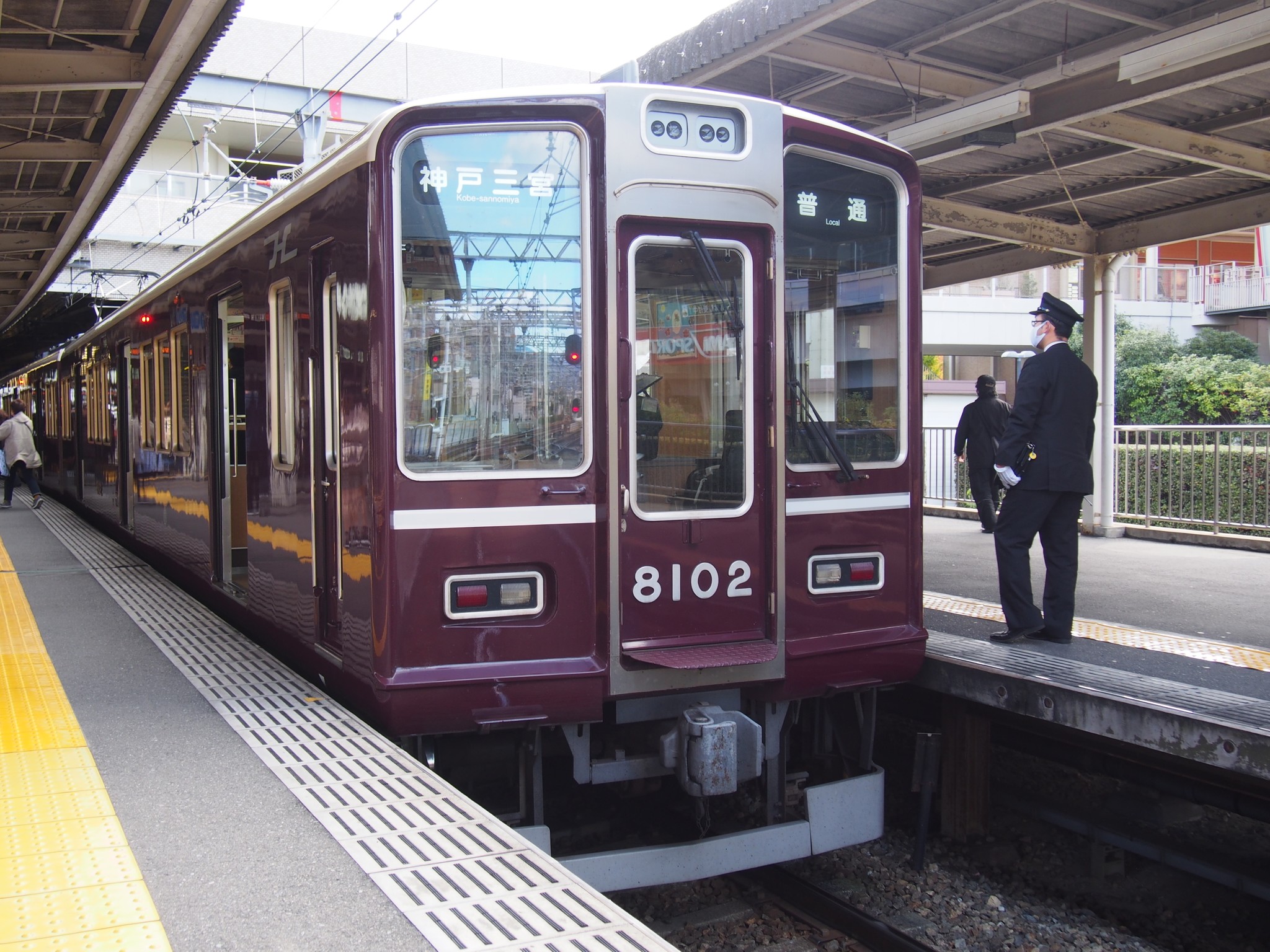 独特な茶色で知られる阪急電車 しかし 昔はド派手な色でも走っていた 知られざる車両の歴史 まいどなニュース