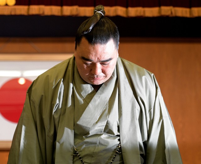 日马富士在退休记者会上鞠躬=摄於11月29日(竹花彻朗)