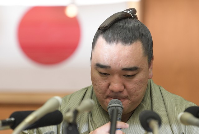 日马富士引退为施暴负责 "纠正礼仪是前辈的义务"