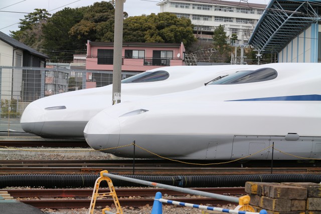 n700s 前方为公开亮相的东海道新干线新型车辆n700s,后方为n700a,车头