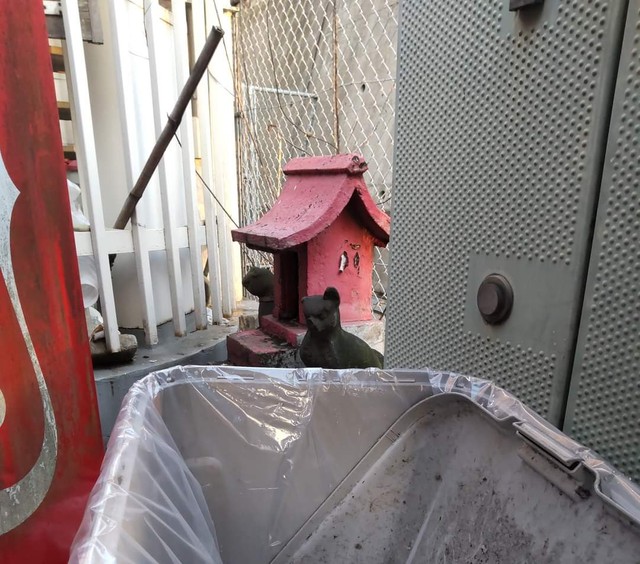 出たり困ったり悩んだりするゴミ箱 が話題に 後ろにはまさかのお稲荷さん 撮影者に話を聞いた まいどなニュース