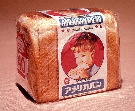 昭和40年代当時、「アメリカパン」の袋にもスージーちゃんの姿が（山崎製パン提供）