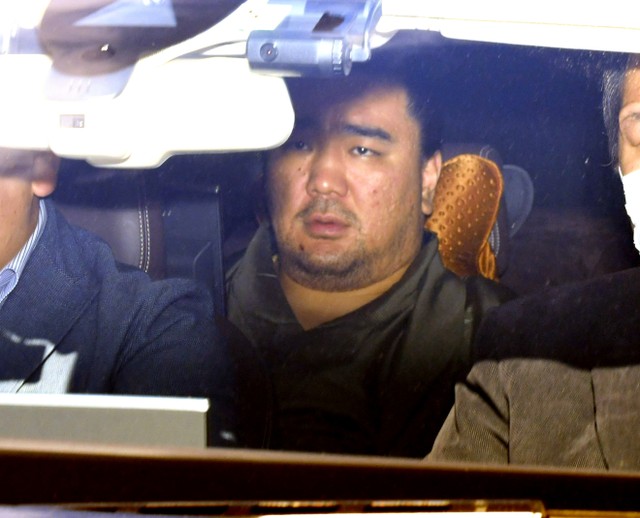 横纲日马富士大致承认施暴 疑动用拳头和ktv遥控器