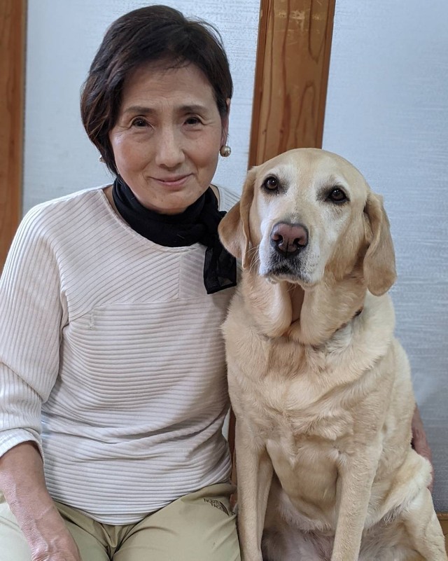 視力を失い盲導犬と暮らす女性 眼前に広がる世界を絵で表現 カラフルな幻視が見える シャルル ボネ症候群 とは まいどなニュース